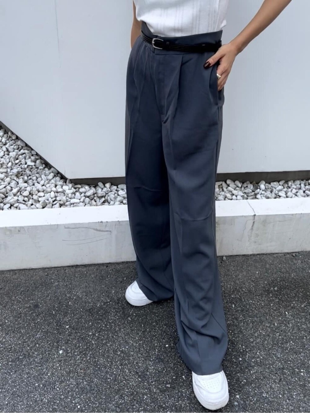 ホワイト系のタンクトップ、グレー系のスラックス、ブラック系のベルトを着用したレディースの夏コーディネートの5枚目の写真