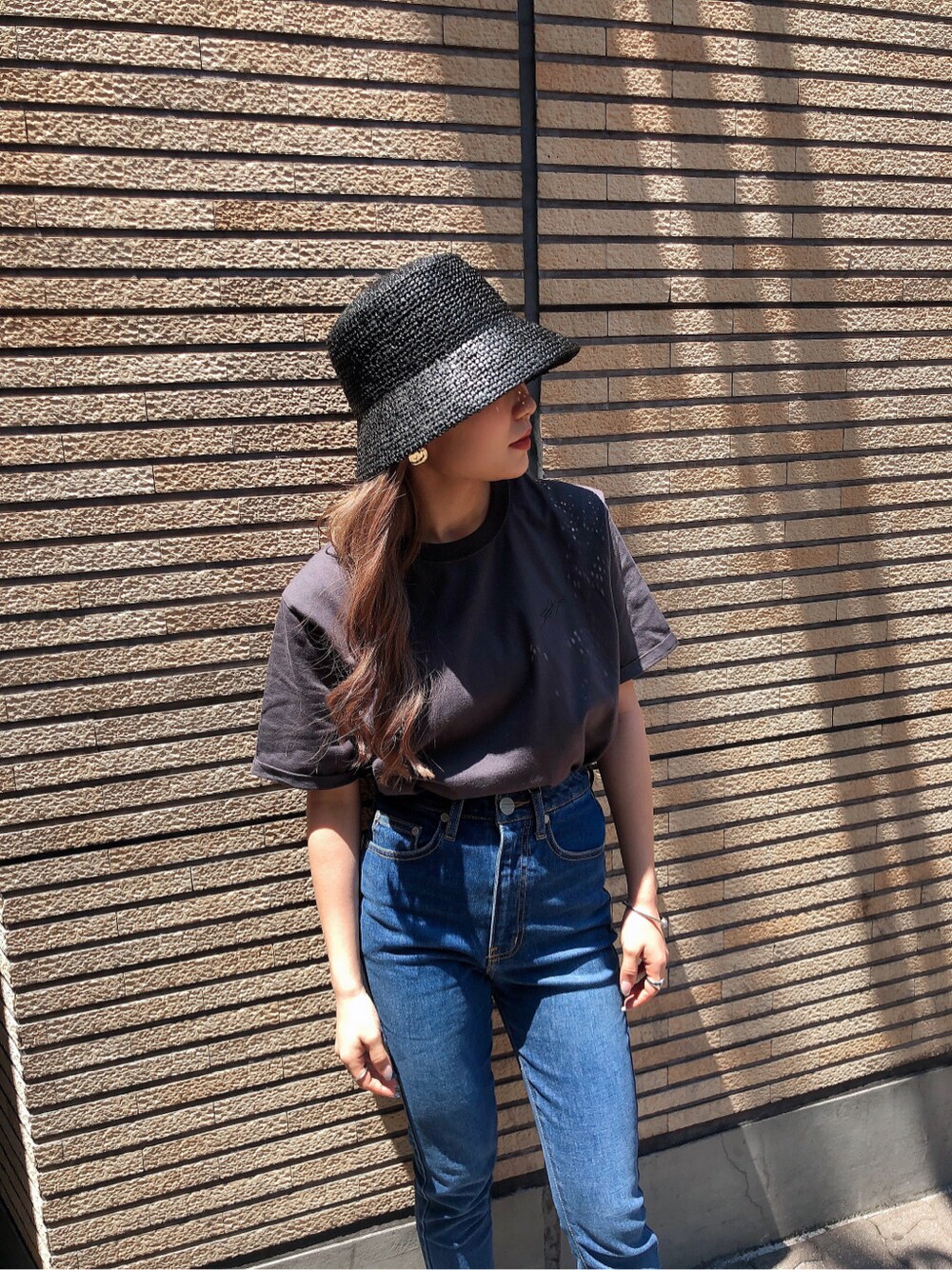ブルー系のデニムパンツ、グレー系のTシャツ/カットソーを着用したレディースの夏コーディネートの2枚目の写真