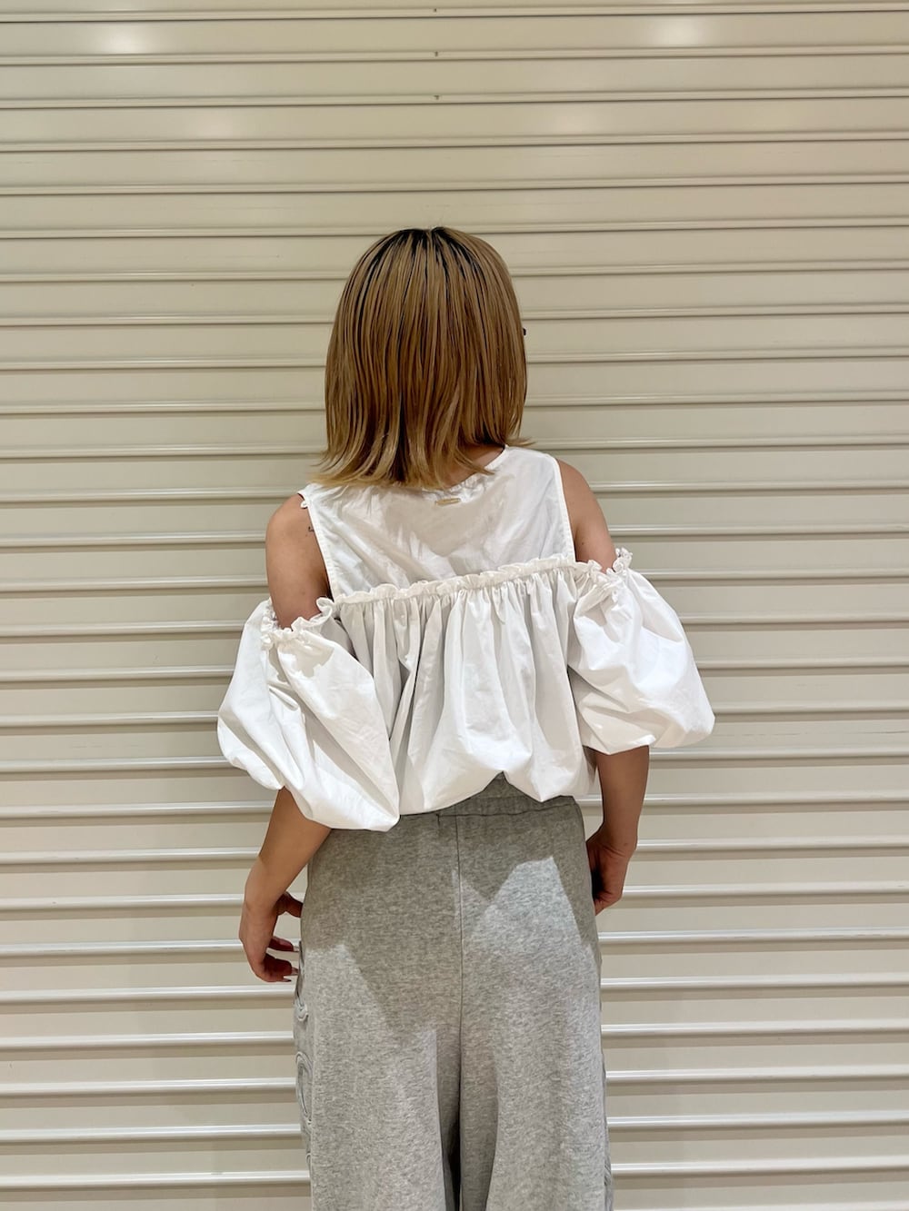グレー系のスウェットパンツ、ホワイト系のシャツ/ブラウスを着用したレディースの夏コーディネートの5枚目の写真