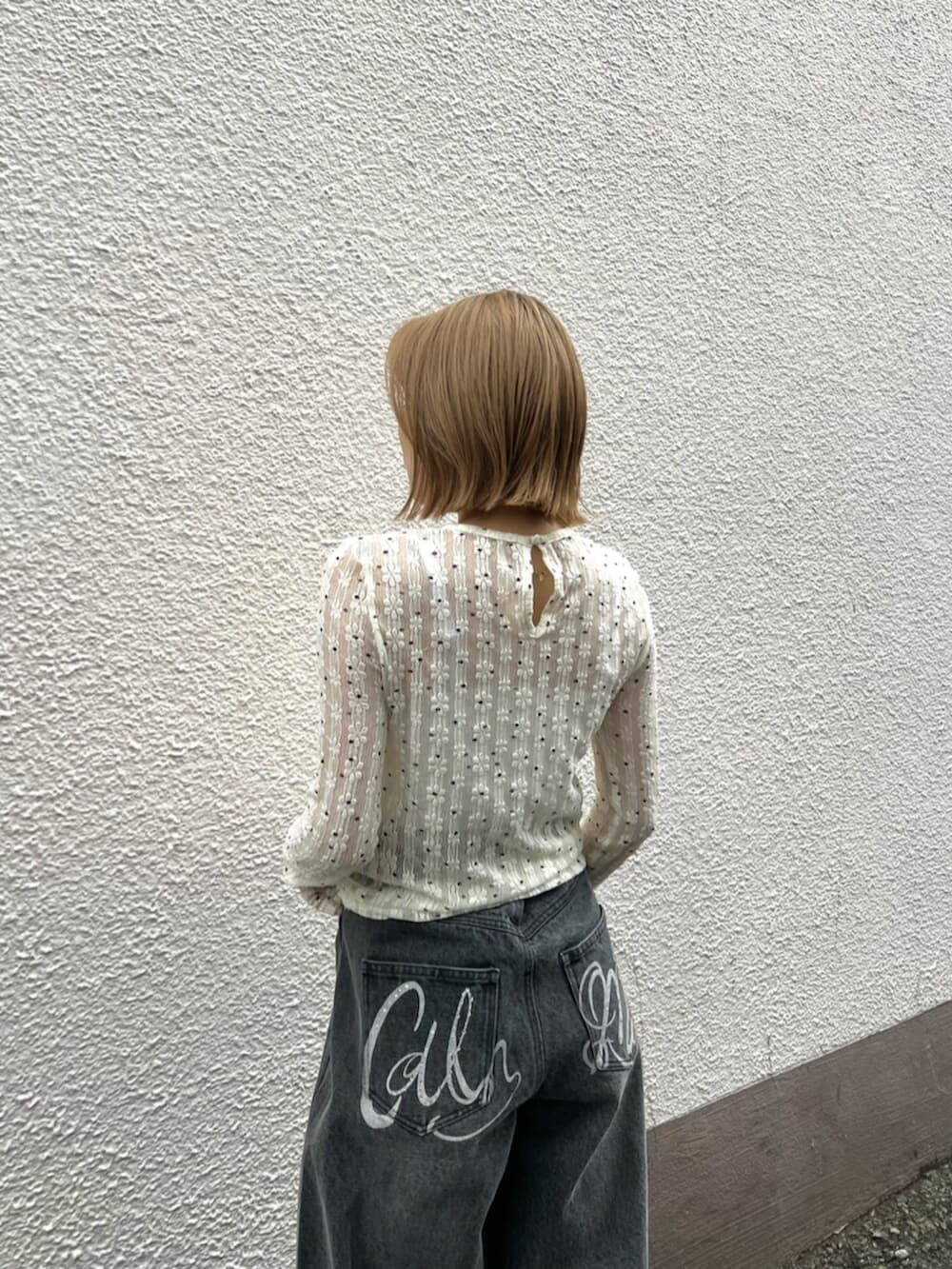 ブラック系のその他パンツ、ブラック系のサンダル、ホワイト系のTシャツ/カットソーを着用したレディースの春コーディネートの5枚目の写真