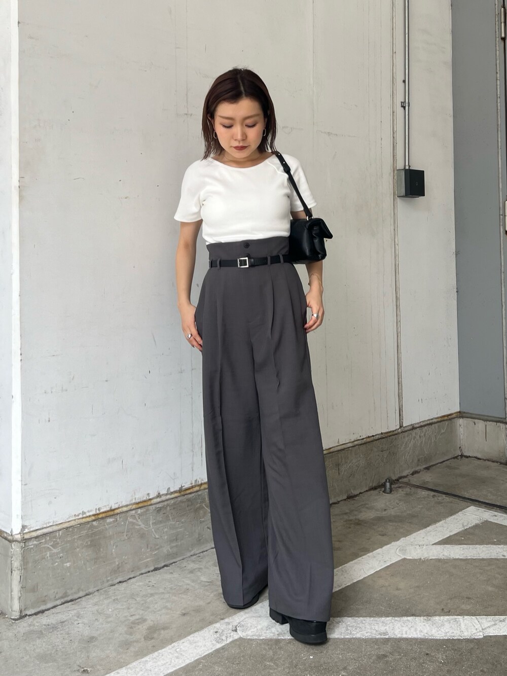 ホワイト系のTシャツ/カットソー、グレー系のその他パンツ、ブラック系のハンドバッグを着用したレディースの夏コーディネートの2枚目の写真