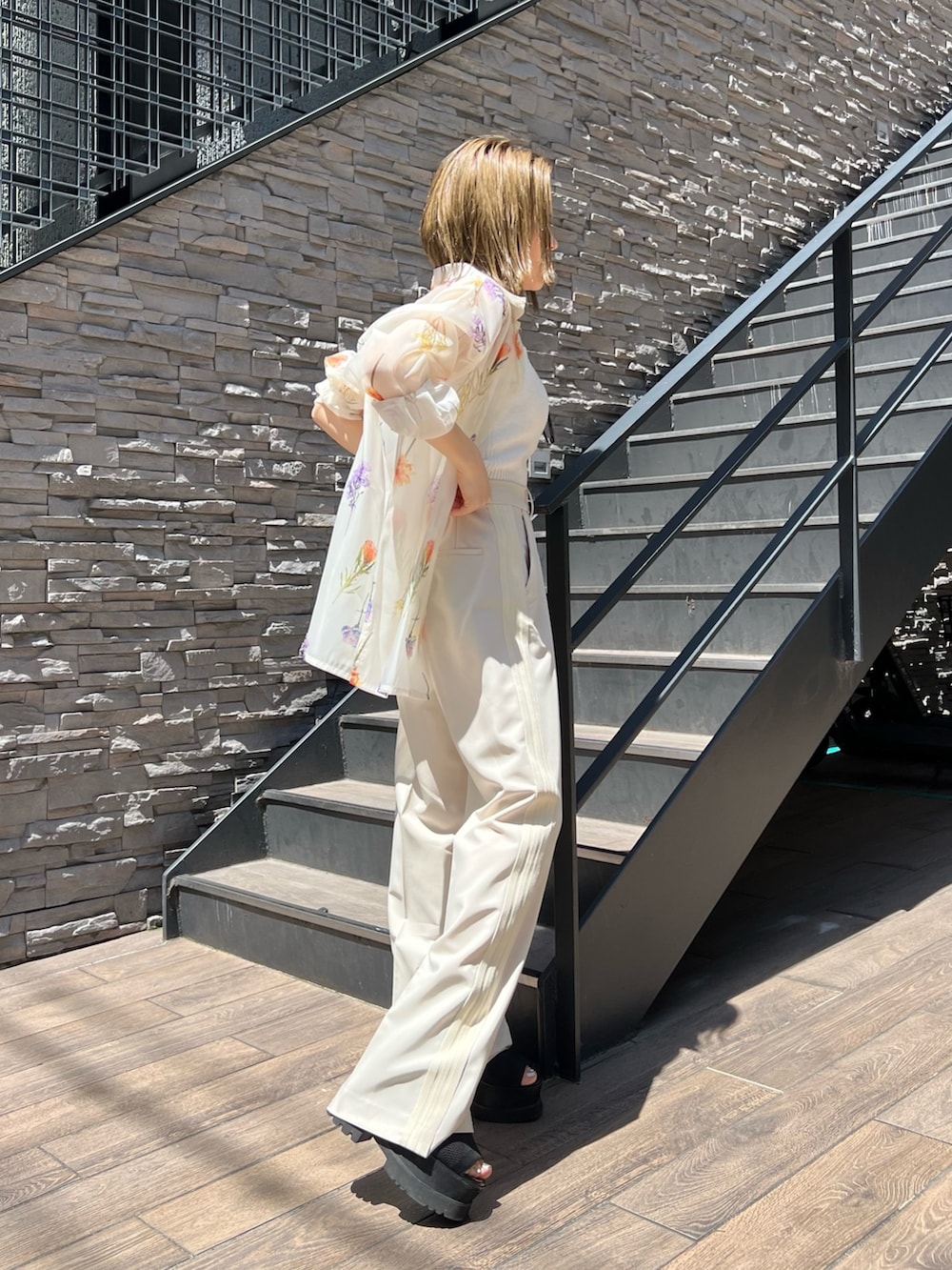 ホワイト系のシャツ/ブラウス、ホワイト系のニット/セーター、ホワイト系のその他パンツを着用したレディースの春コーディネートの3枚目の写真