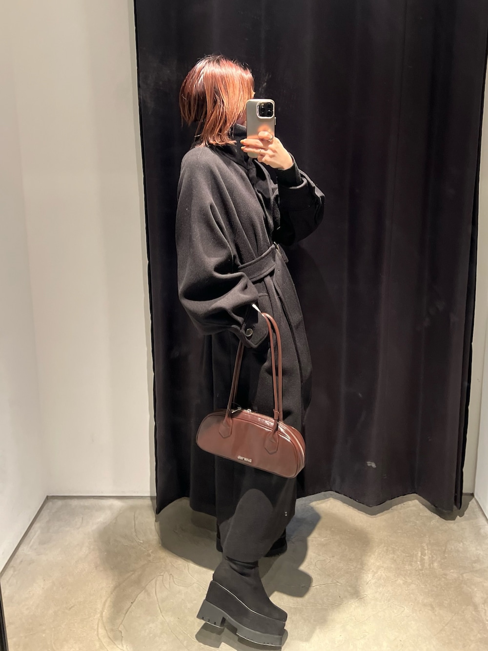 ブラック系のブーツ、ブラウン系のスカート、ブラック系のニット/セーターを着用したレディースの冬コーディネートの4枚目の写真