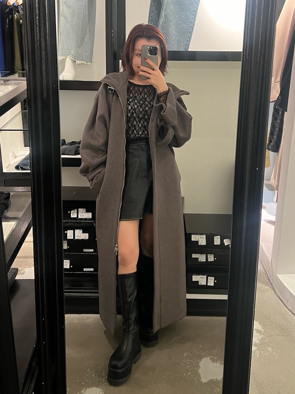 ブラウン系のその他アウター、ブラック系のTシャツ/カットソー、ブラック系のスカートを着用したレディースの秋コーディネートの3枚目の写真