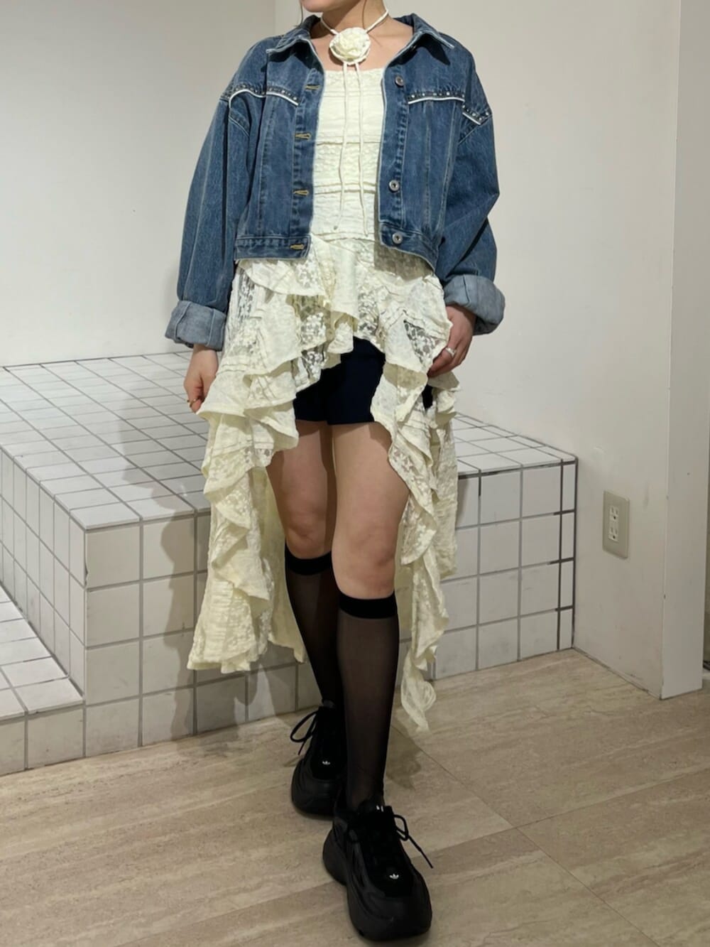 ブルー系のデニムジャケット、イエロー系のワンピースを着用したレディースの春コーディネートの5枚目の写真