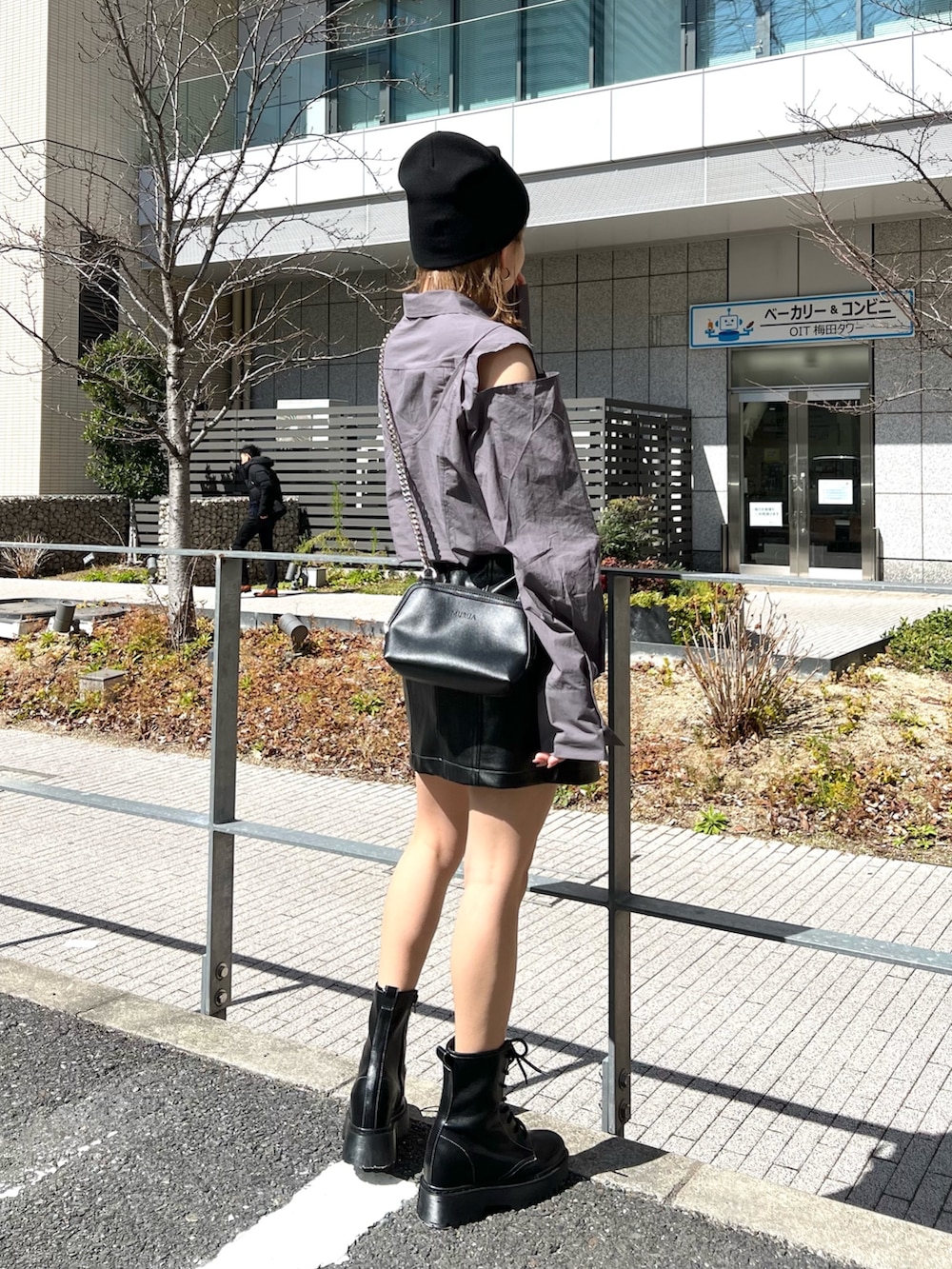 ブラック系のブーツ、ブラック系のスカート、グレー系のシャツ/ブラウスを着用したレディースの春コーディネートの3枚目の写真