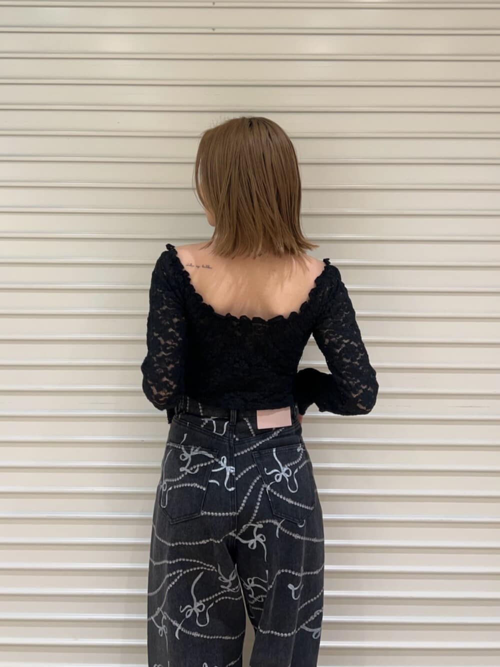 ブラック系のTシャツ/カットソー、ブラック系のデニムパンツを着用したレディースの春コーディネートの5枚目の写真