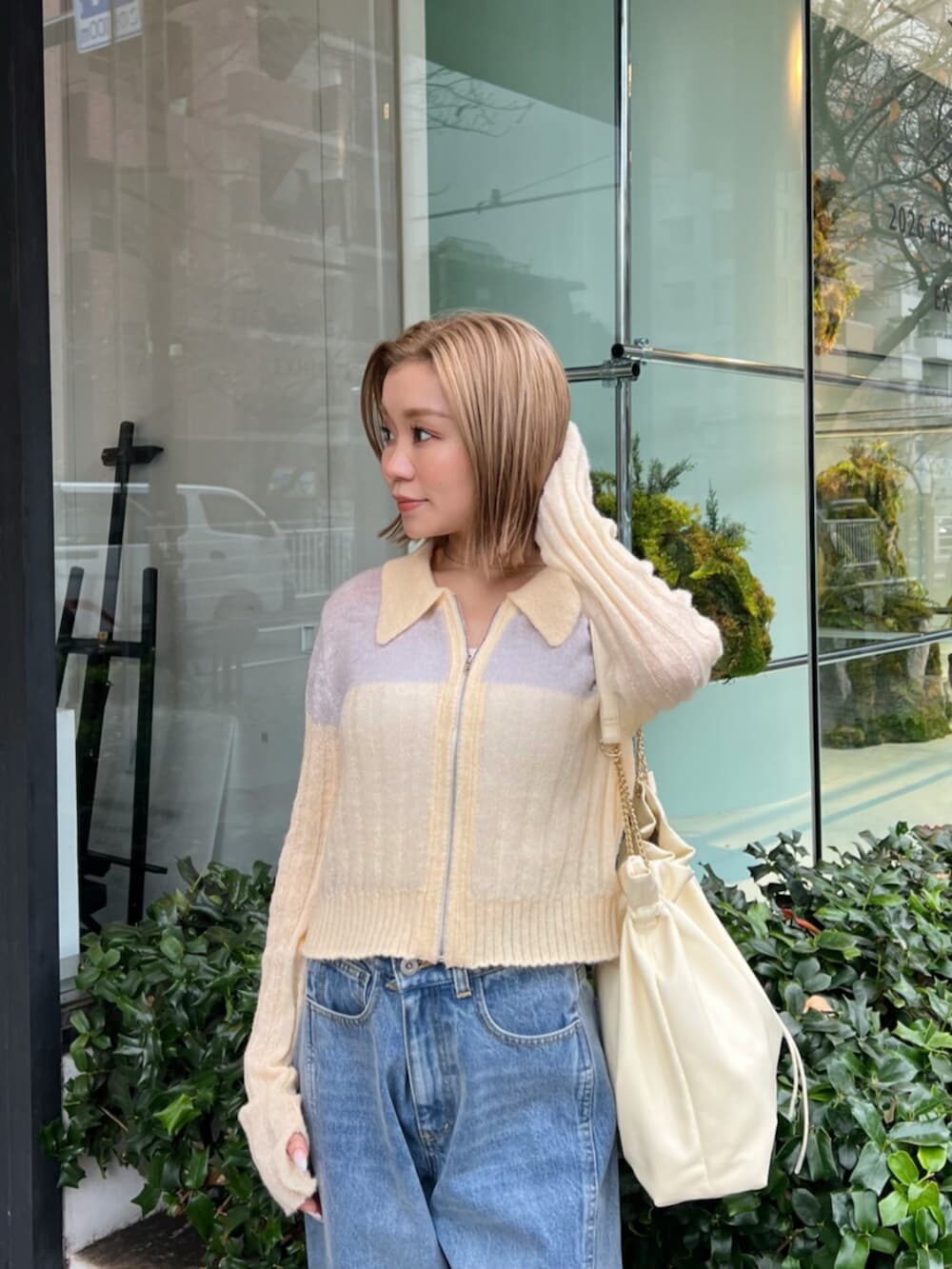 ブルー系のその他パンツ、イエロー系のショルダーバッグ、イエロー系のニット/セーターを着用したレディースの冬コーディネートの4枚目の写真