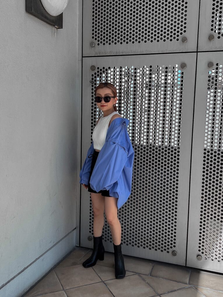 ブラック系のその他パンツ、ホワイト系のタンクトップ、ブルー系のシャツ/ブラウスを着用したレディースの夏コーディネートの2枚目の写真