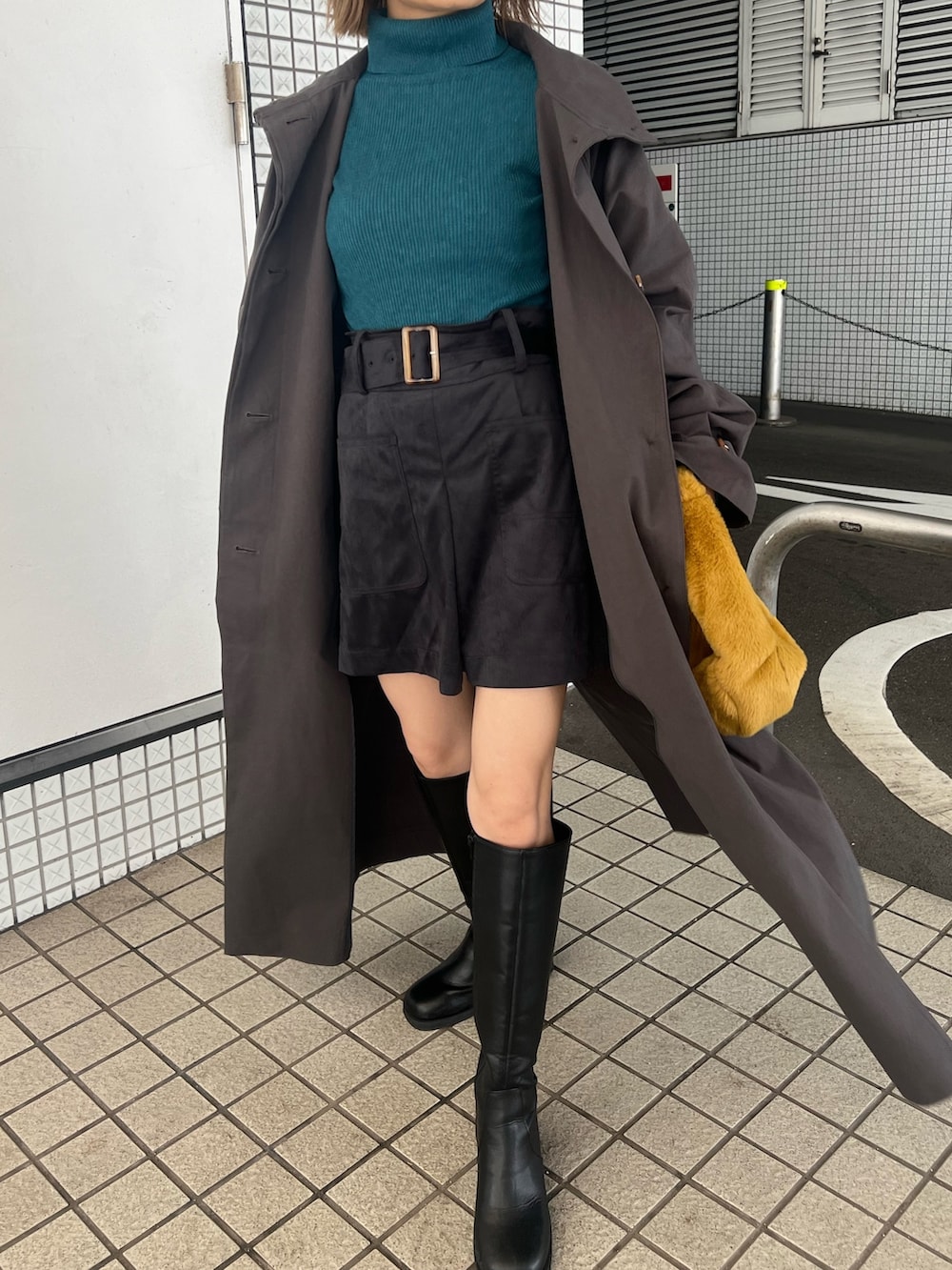 グレー系のトレンチコート、ブルー系のニット/セーター、ブラック系のその他パンツを着用したレディースの秋コーディネートの8枚目の写真