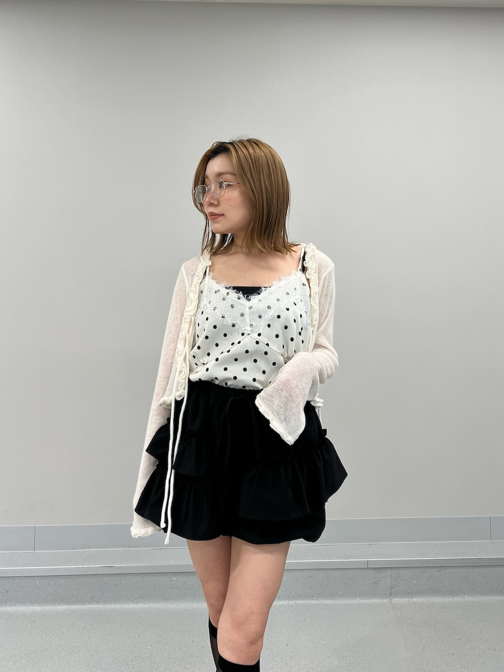 ブラック系のその他パンツ、ホワイト系のカーディガン/ボレロ、ホワイト系のキャミソールを着用したレディースの夏コーディネートの4枚目の写真