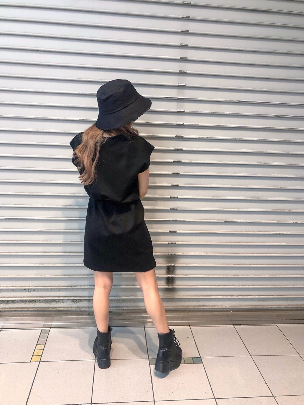 ブラック系のワンピース、ブラック系のその他雑貨を着用したレディースの夏コーディネートの2枚目の写真