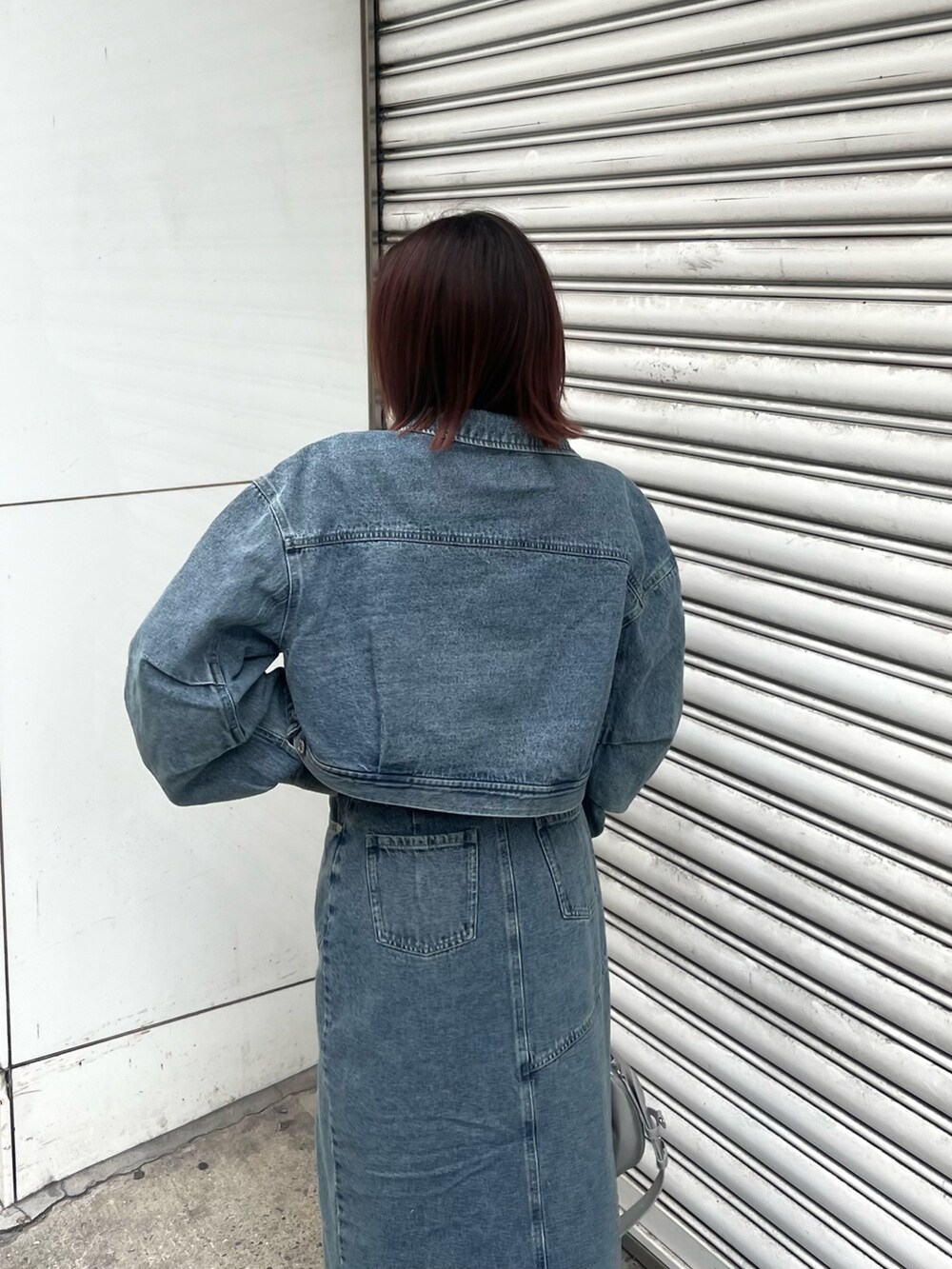 ブラウン系のブーツ、グレー系のTシャツ/カットソー、ブルー系のその他トップスを着用したレディースの冬コーディネートの4枚目の写真