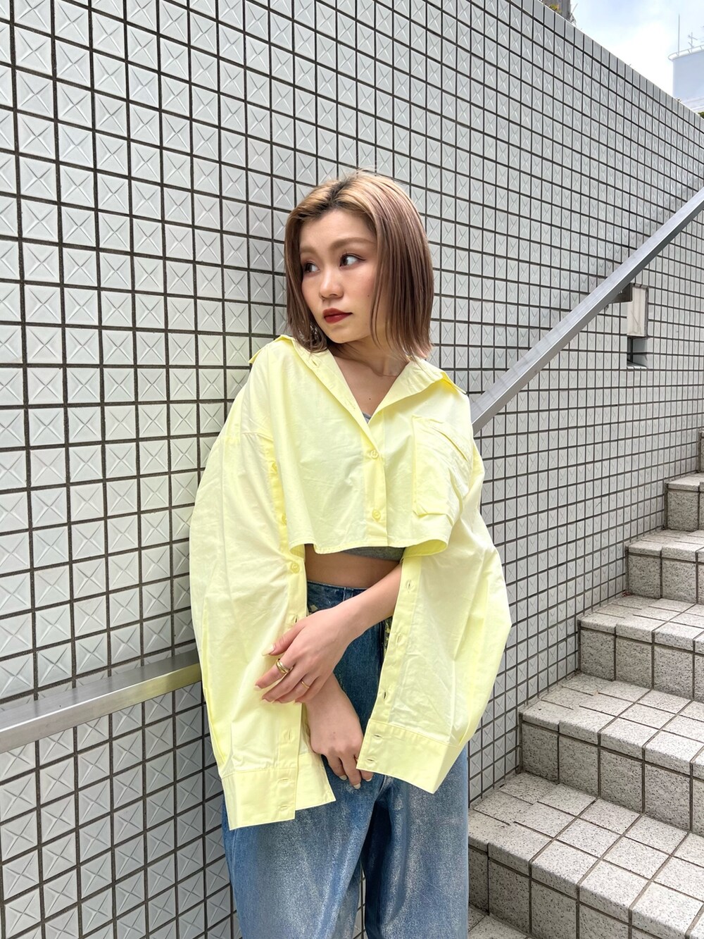 ブラック系のサンダル、ブルー系のデニムパンツ、イエロー系のシャツ/ブラウスを着用したレディースの冬コーディネートの4枚目の写真