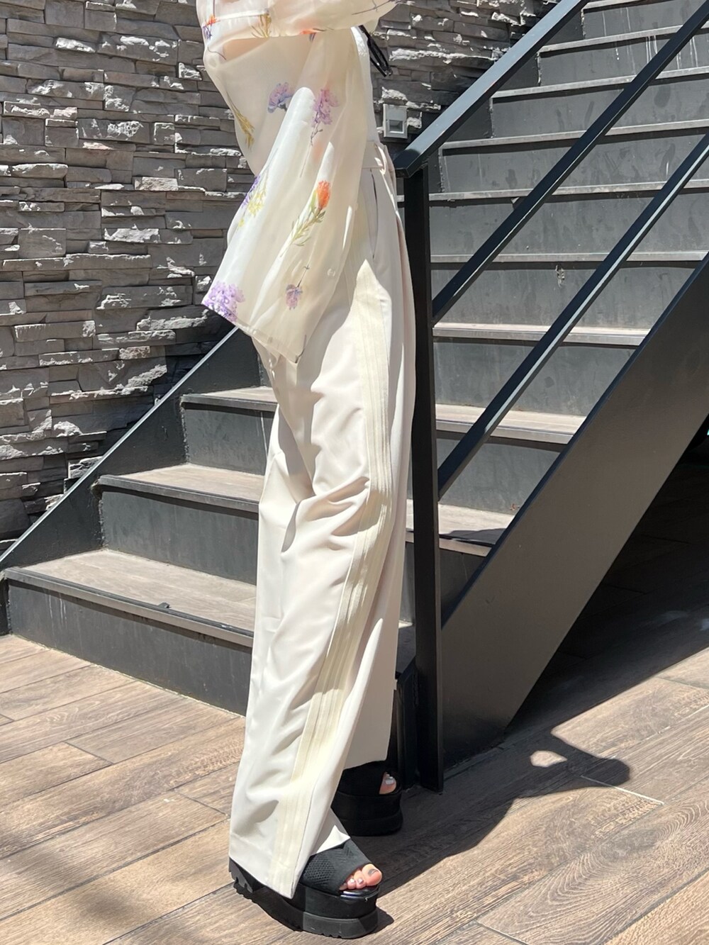 ホワイト系のシャツ/ブラウス、ホワイト系のニット/セーター、ホワイト系のその他パンツを着用したレディースの春コーディネートの7枚目の写真