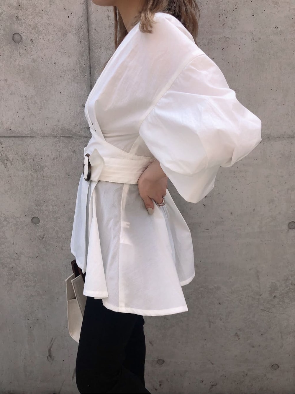 ホワイト系のサンダル、ブラック系のデニムパンツ、ホワイト系のハンドバッグを着用したレディースの春コーディネートの7枚目の写真