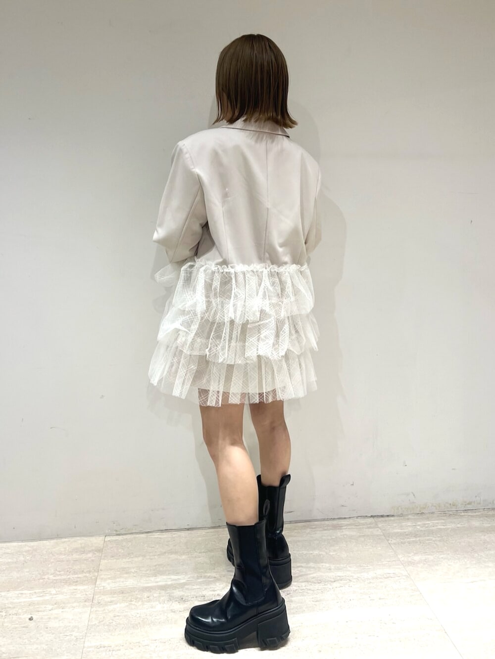 イエロー系のTシャツ/カットソー、ホワイト系のその他パンツ、ホワイト系のテーラードジャケットを着用したレディースの春コーディネートの2枚目の写真