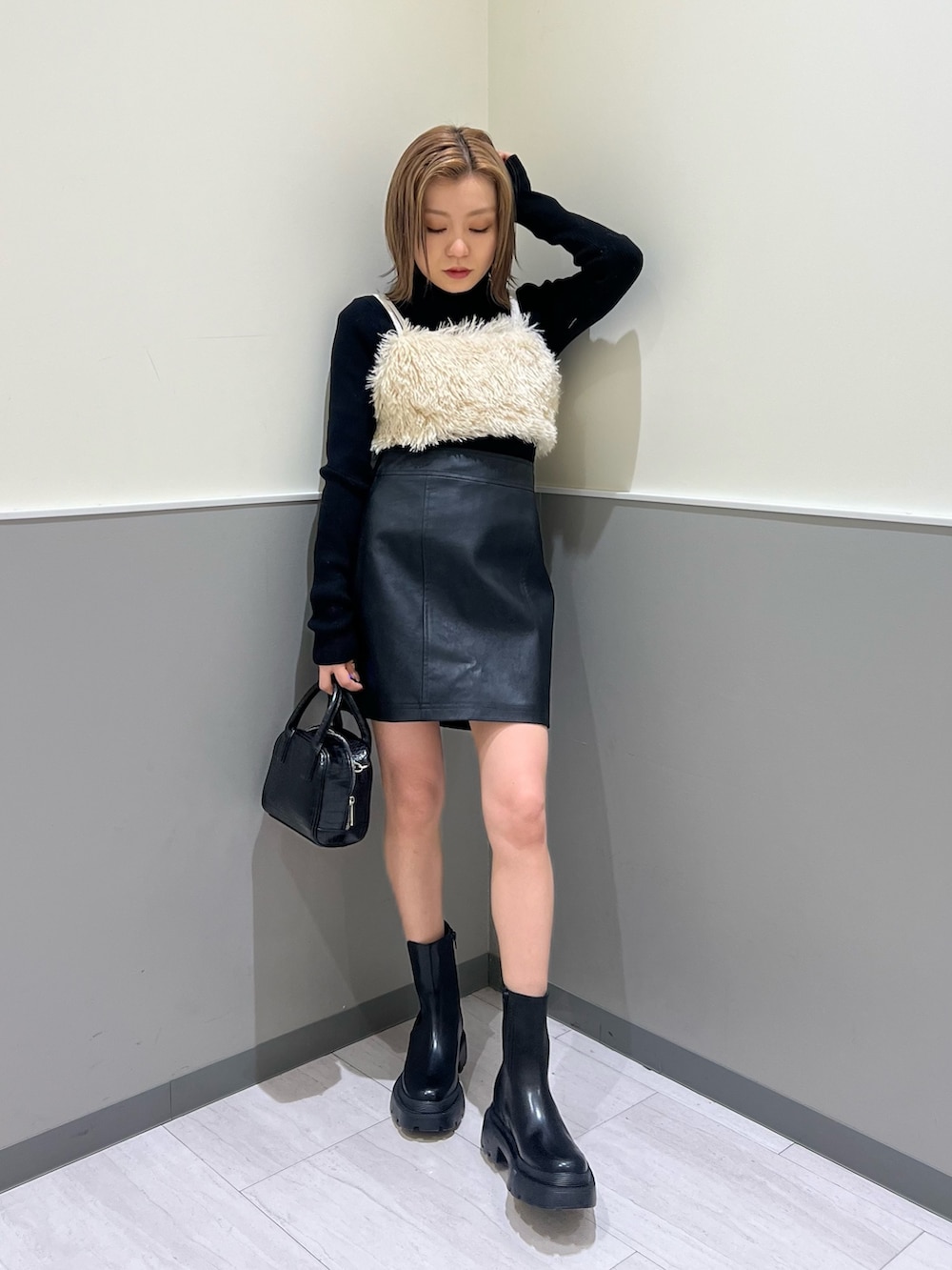 ベージュ系のニット/セーター、ブラック系のニット/セーター、ブラック系のブーツを着用したレディースの冬コーディネートの4枚目の写真