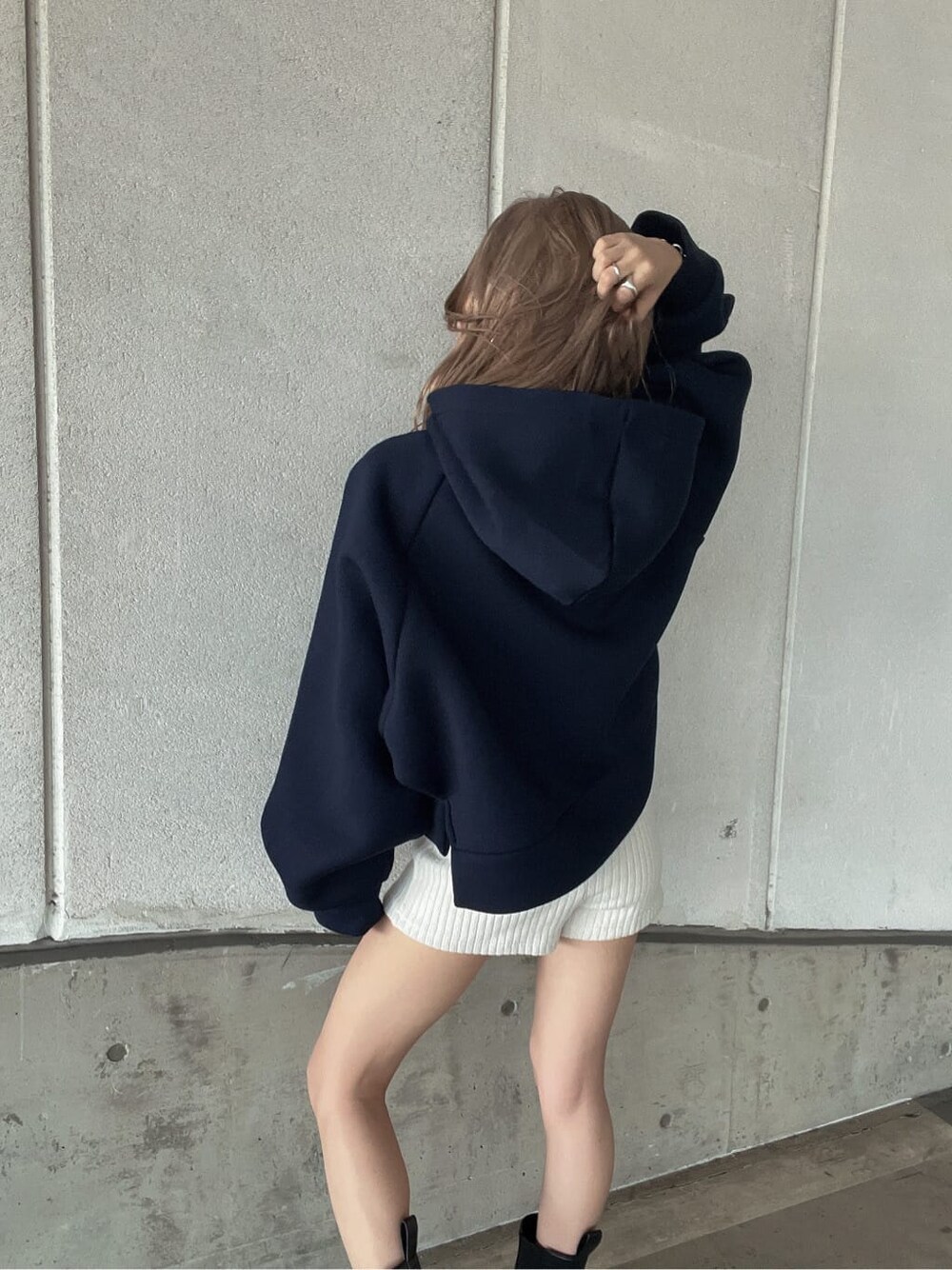 ブルー系のパーカーを着用したレディースの秋コーディネートの5枚目の写真