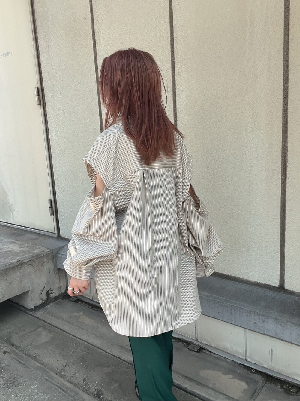 ブラック系のキャミソール、その他のシャツ/ブラウス、グリーン系のスラックスを着用したレディースの夏コーディネートの4枚目の写真