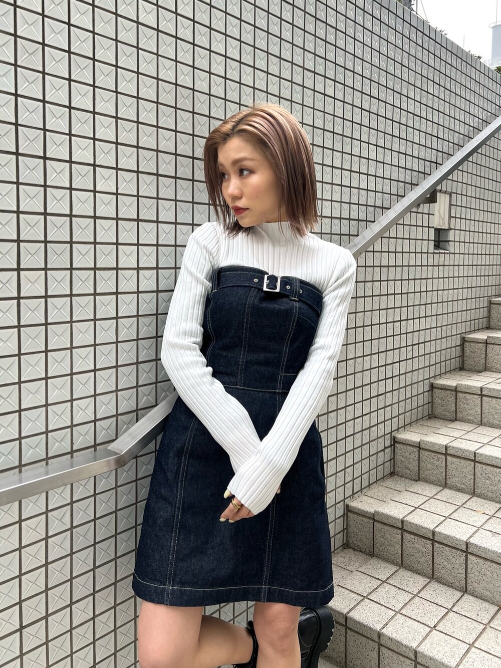 ホワイト系のニット/セーター、ブルー系のワンピース、ブラック系のブーツを着用したレディースの冬コーディネートの5枚目の写真