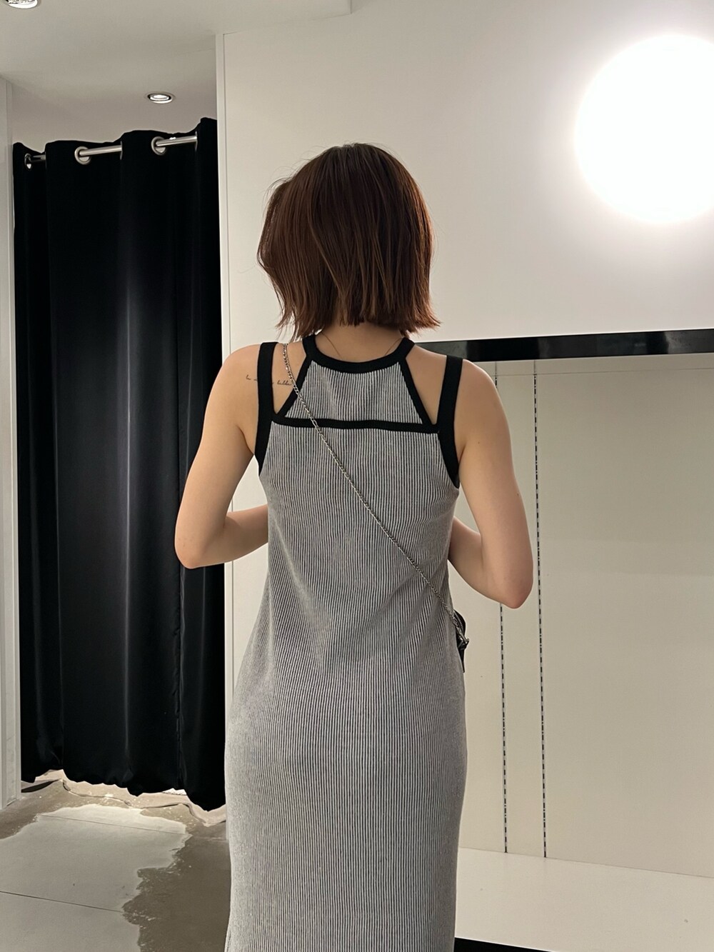 ブラック系のショルダーバッグ、ブラック系のワンピース、ブラック系のサンダルを着用したレディースの夏コーディネートの5枚目の写真