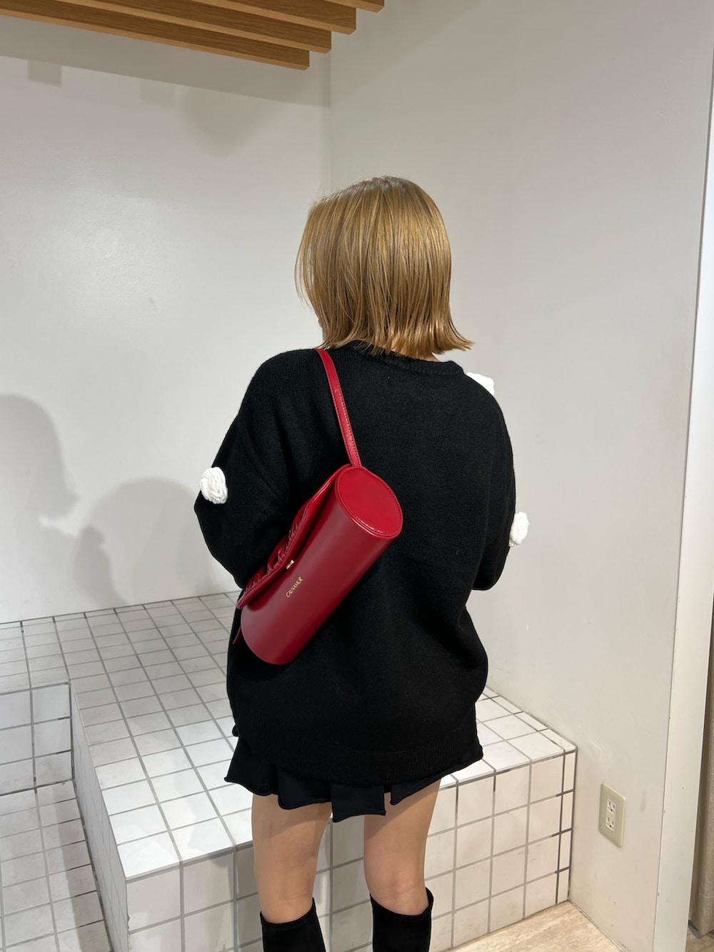 ブラック系のニット/セーター、ブラック系のその他パンツ、ブラック系のブーツを着用したレディースの冬コーディネートの5枚目の写真