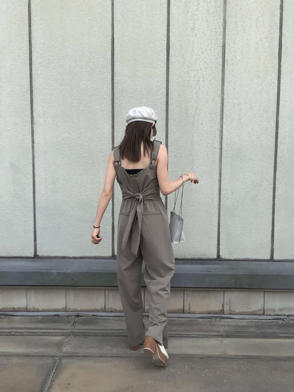 グレー系のシャツ/ブラウス、ベージュ系のつなぎ/オールインワン、ホワイト系のサンダルを着用したレディースの夏コーディネートの8枚目の写真