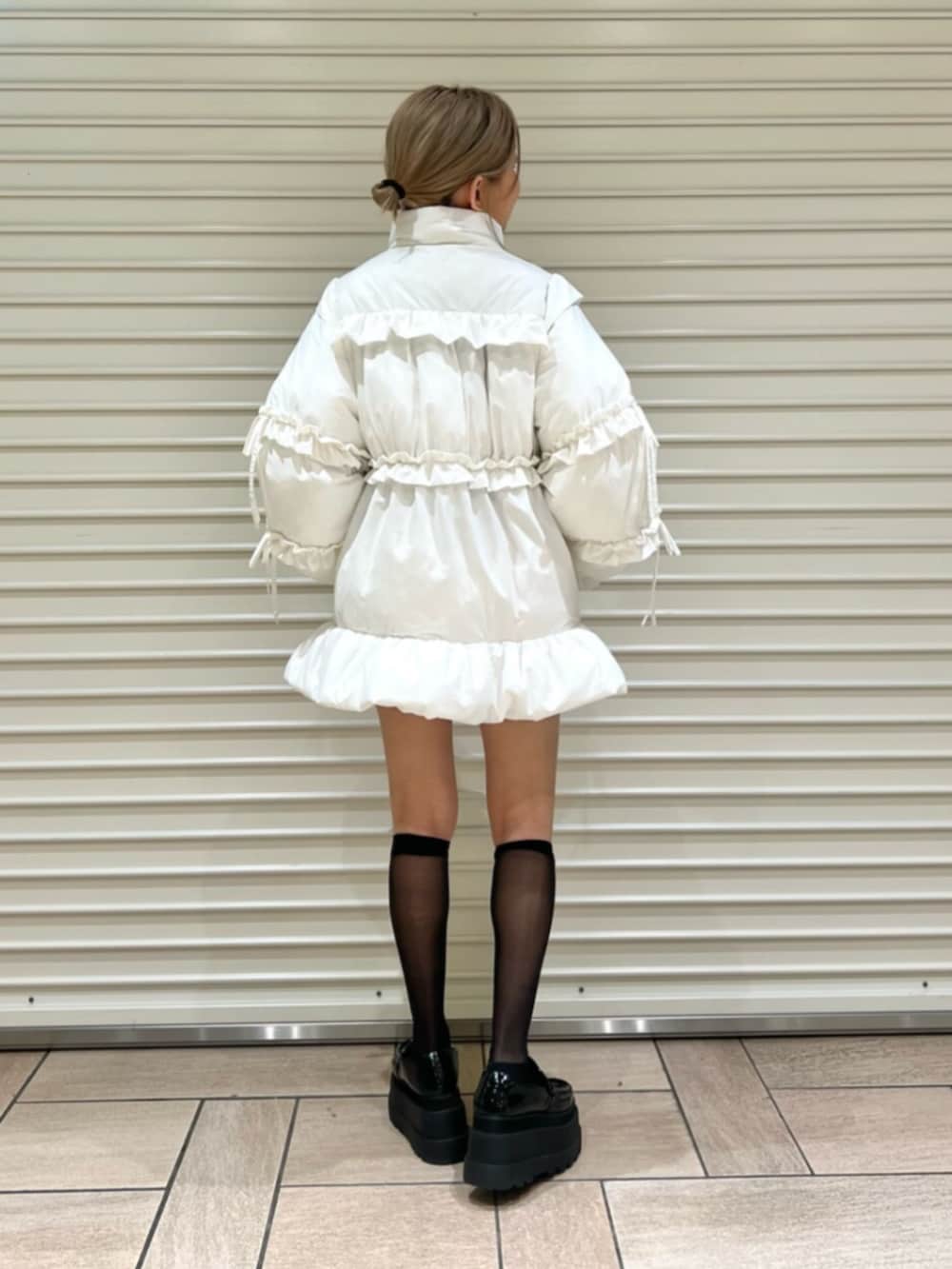 ホワイト系のダウンジャケット/コートを着用したレディースの夏コーディネートの3枚目の写真