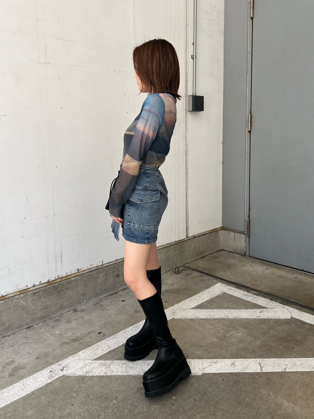 その他のTシャツ/カットソー、ブルー系のスカート、ブラック系のブーツを着用したレディースの夏コーディネートの3枚目の写真