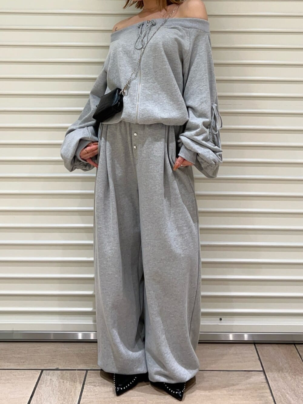 ブラック系のサンダル、グレー系のその他パンツ、グレー系のスウェットを着用したレディースの春コーディネートの7枚目の写真