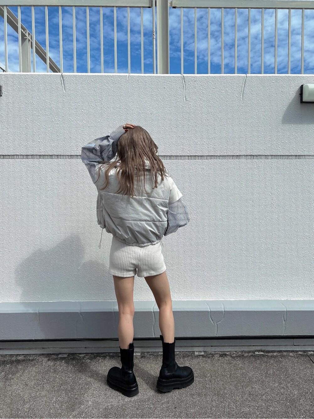 ブルー系のシャツ/ブラウス、ホワイト系のダウンベストを着用したレディースの秋コーディネートの4枚目の写真