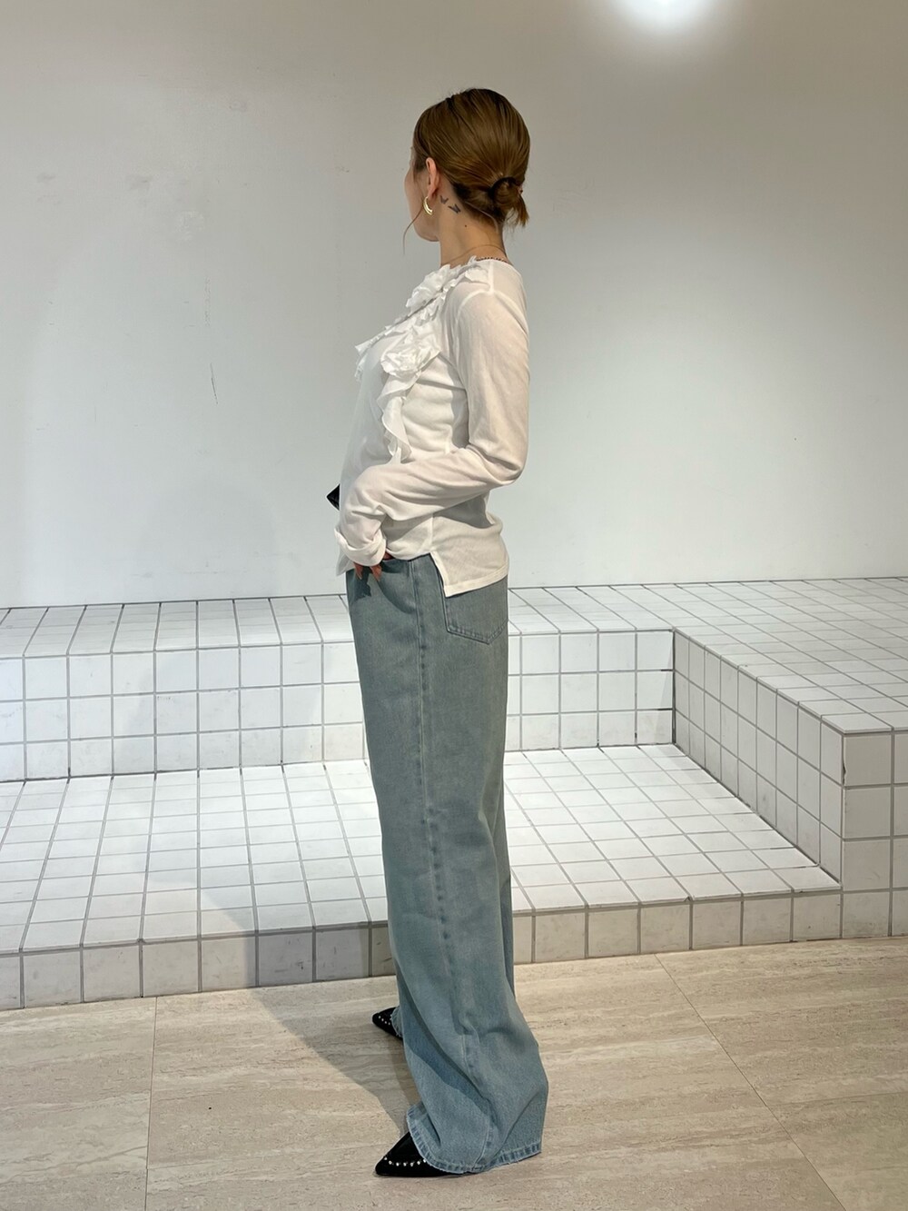 ホワイト系のTシャツ/カットソー、ブルー系のデニムパンツ、ブラック系のサンダルを着用したレディースの春コーディネートの2枚目の写真