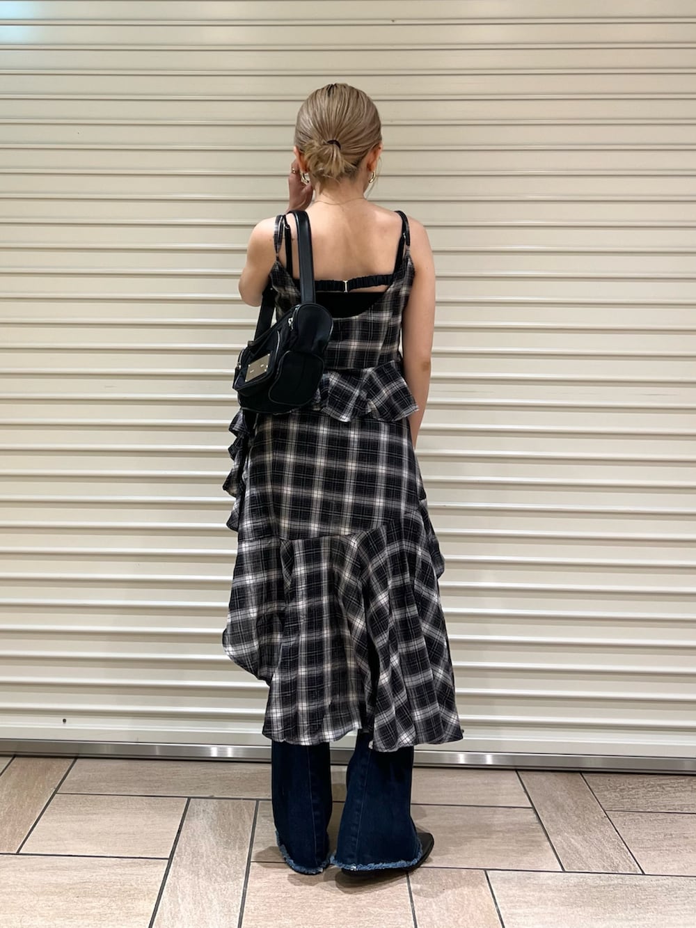 ブラック系のワンピース、ブルー系のその他パンツを着用したレディースの夏コーディネートの3枚目の写真