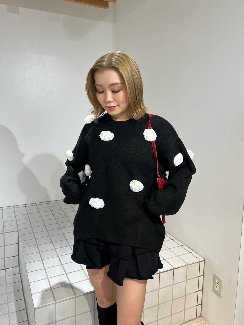 ブラック系のニット/セーター、ブラック系のその他パンツ、ブラック系のブーツを着用したレディースの冬コーディネートの4枚目の写真