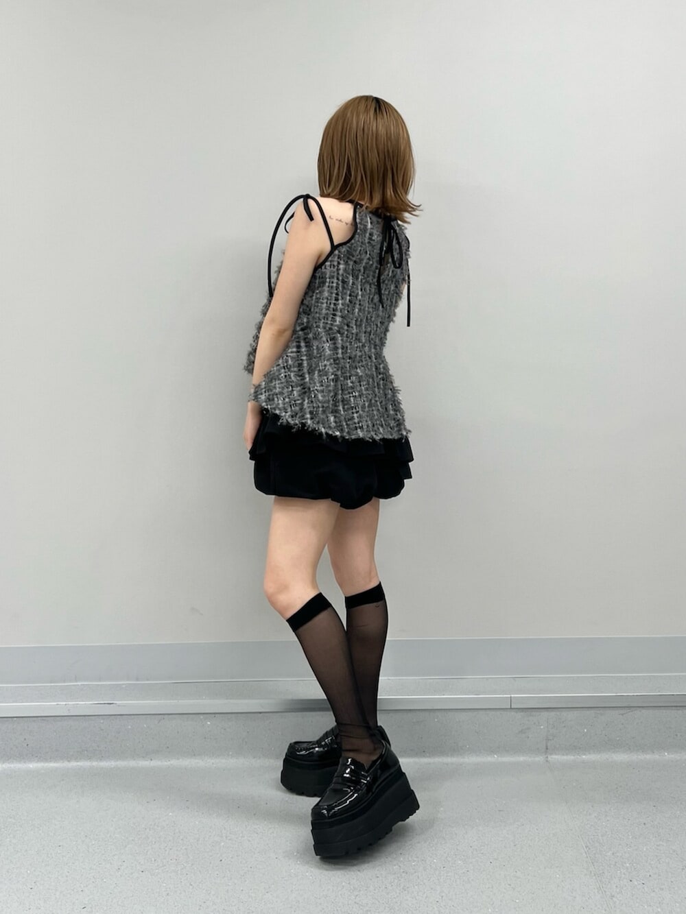 ブラック系のシャツ/ブラウス、ブラック系のその他パンツを着用したレディースの夏コーディネートの2枚目の写真