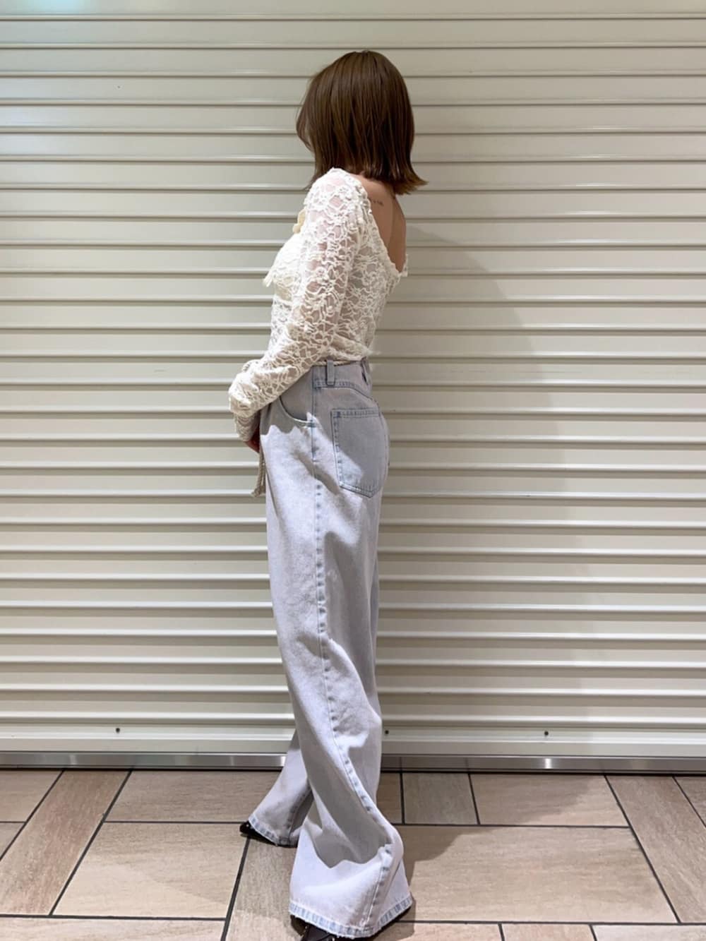 ブラウン系のサンダル、ホワイト系のTシャツ/カットソー、ピンク系のデニムパンツを着用したレディースの春コーディネートの2枚目の写真