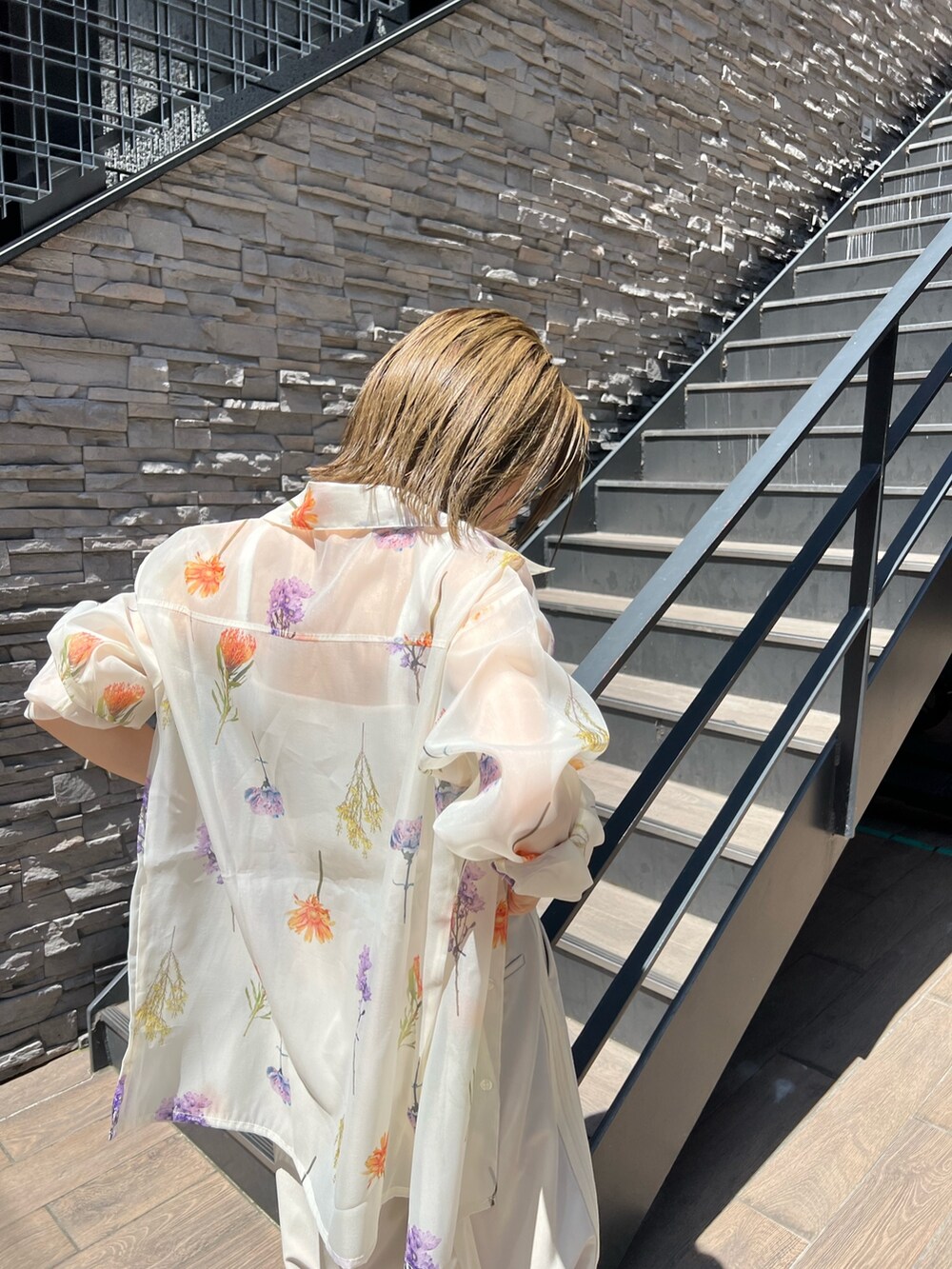 ホワイト系のシャツ/ブラウス、ホワイト系のニット/セーター、ホワイト系のその他パンツを着用したレディースの春コーディネートの5枚目の写真