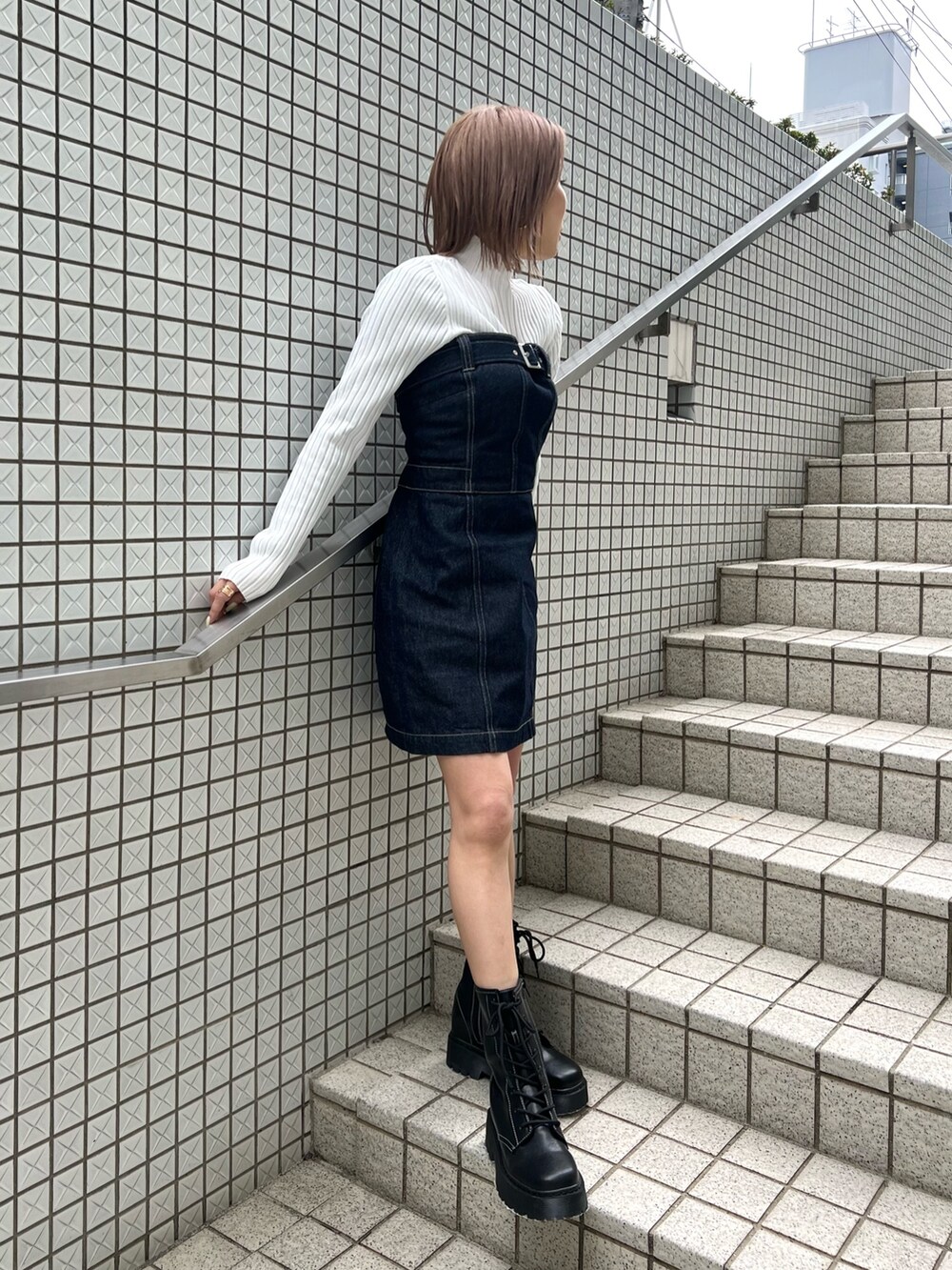 ホワイト系のニット/セーター、ブルー系のワンピース、ブラック系のブーツを着用したレディースの冬コーディネートの2枚目の写真