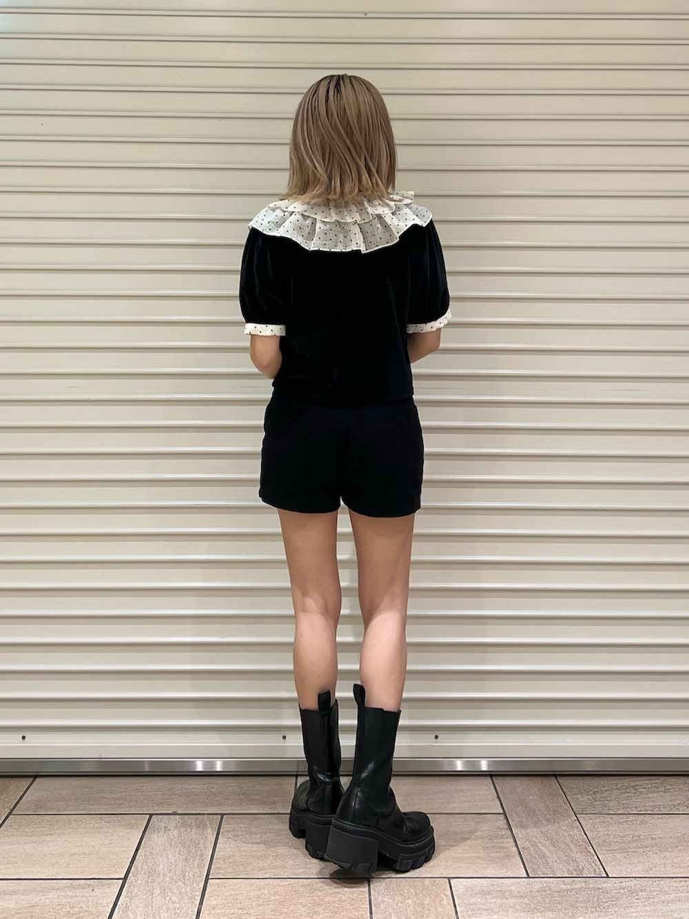 ブラック系のカーディガン/ボレロ、ブラック系のスカートを着用したレディースの夏コーディネートの3枚目の写真