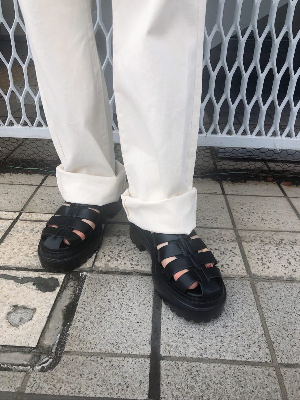 ピンク系のタンクトップ、ホワイト系のデニムパンツ、ブラック系のサンダルを着用したレディースの春コーディネートの9枚目の写真