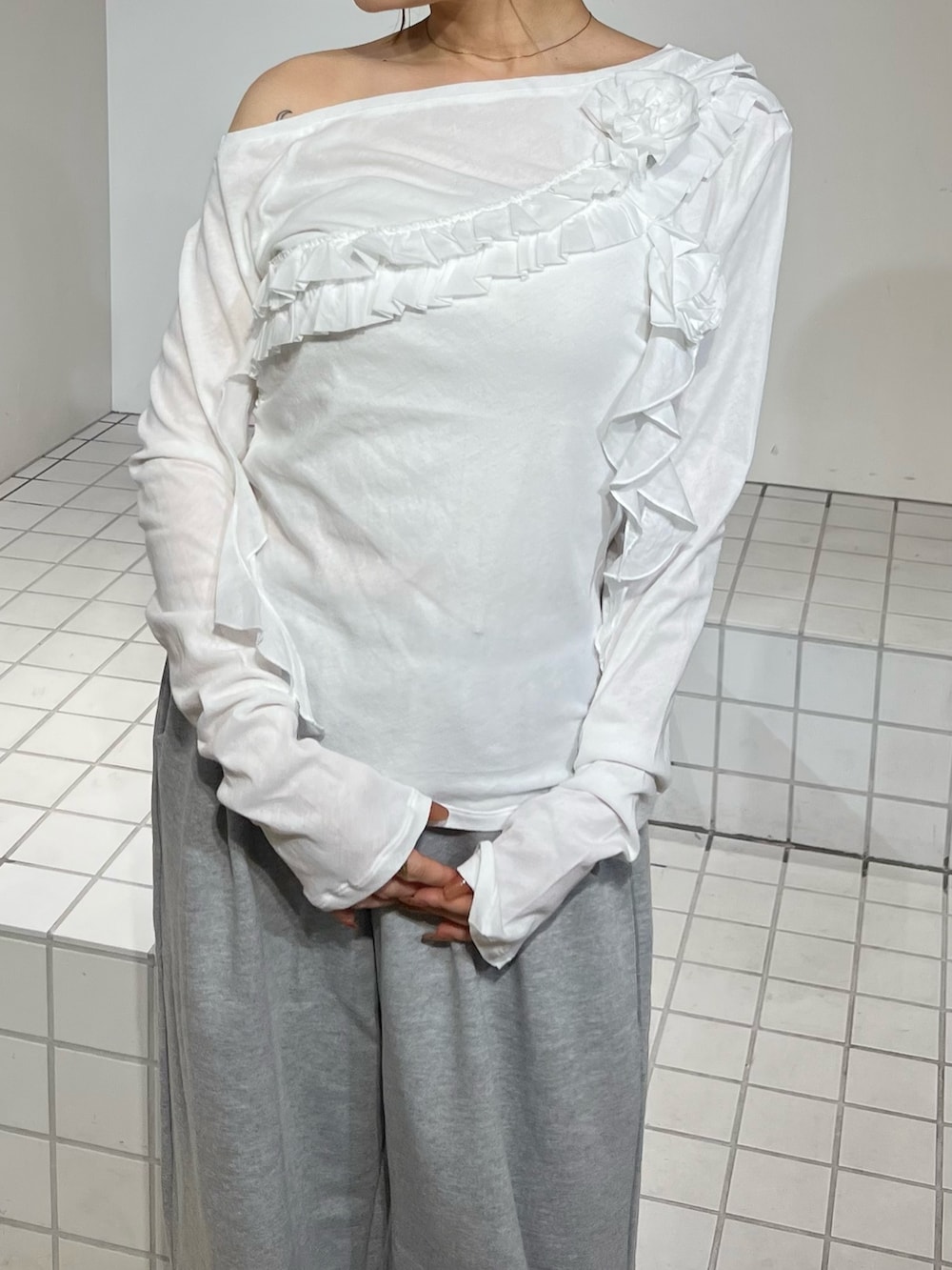 ホワイト系のTシャツ/カットソー、グレー系のその他パンツ、ブラック系のサンダルを着用したレディースの春コーディネートの5枚目の写真