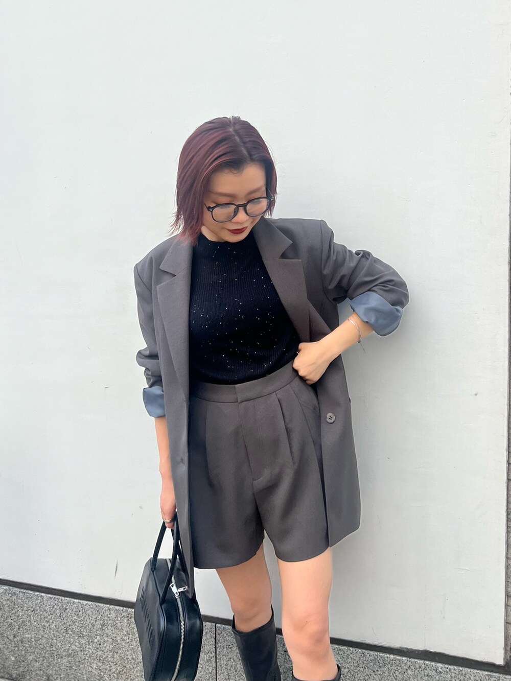 グレー系のテーラードジャケット、グレー系のその他パンツ、ブラック系のニット/セーターを着用したレディースの秋コーディネートの5枚目の写真