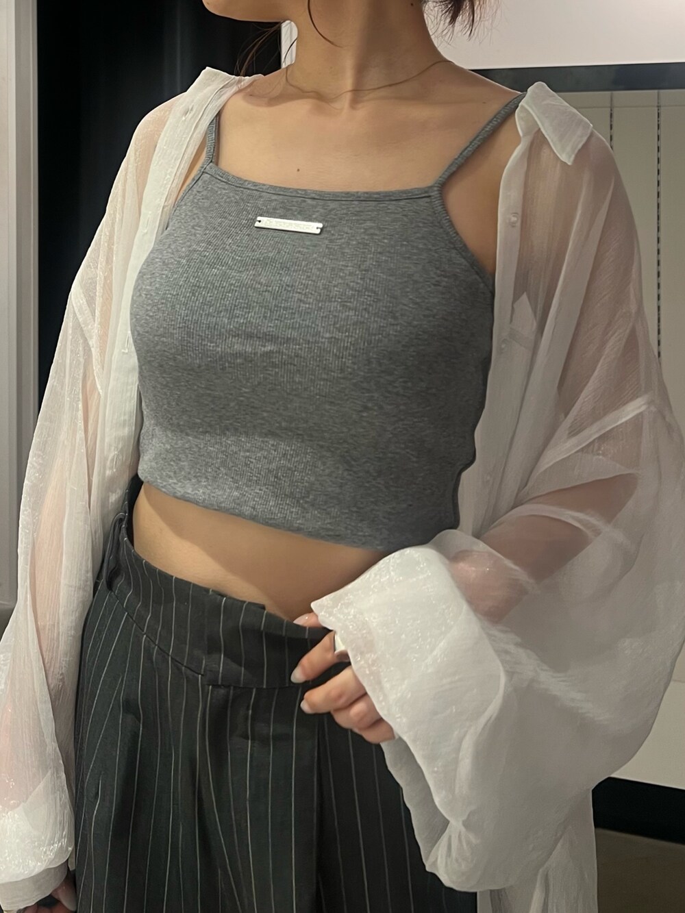 ホワイト系のシャツ/ブラウス、グレー系のキャミソール、グレー系のスラックスを着用したレディースの春コーディネートの7枚目の写真