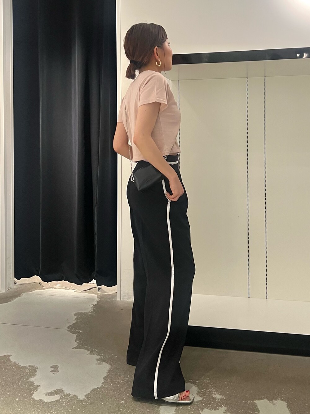 ブラック系のその他パンツ、ブラック系のショルダーバッグ、ピンク系のTシャツ/カットソーを着用したレディースの夏コーディネートの4枚目の写真