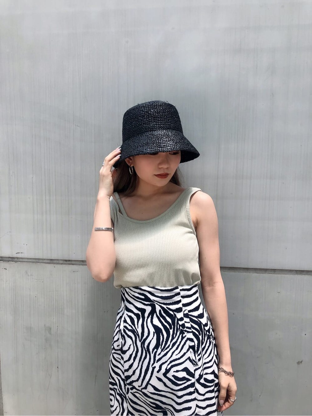 ブラック系のサンダル、その他のスカート、ベージュ系のTシャツ/カットソーを着用したレディースの夏コーディネートの4枚目の写真