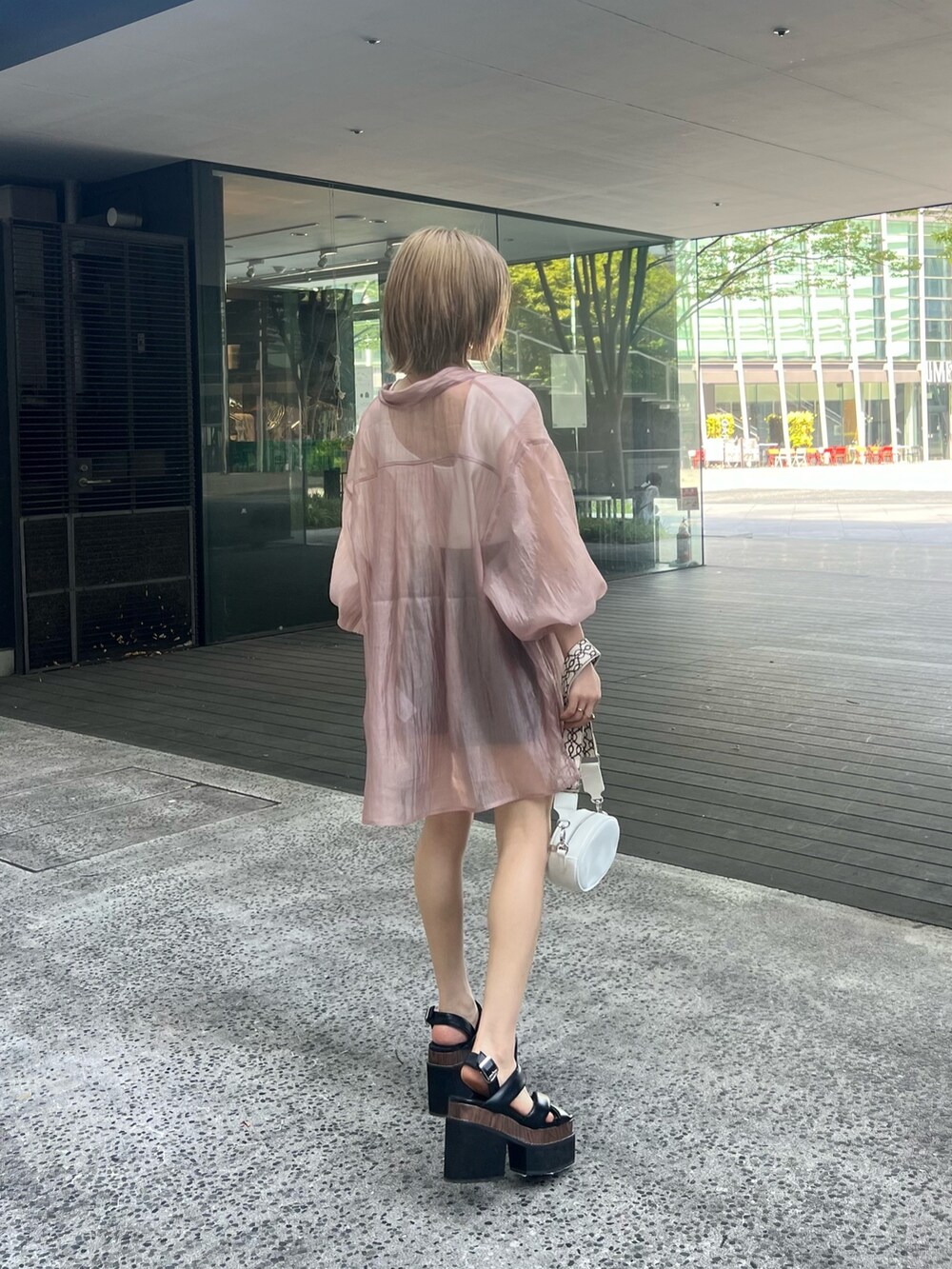 ピンク系のシャツ/ブラウス、ホワイト系のタンクトップ、ブラウン系のその他パンツを着用したレディースの夏コーディネートの5枚目の写真