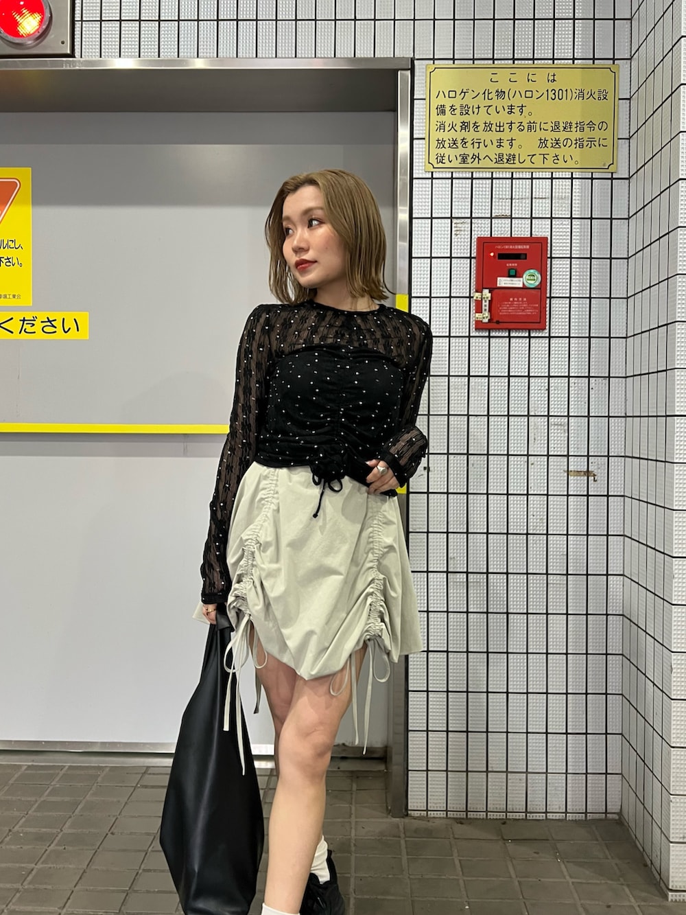 ブラック系のTシャツ/カットソー、グリーン系のスカートを着用したレディースの春コーディネートの4枚目の写真