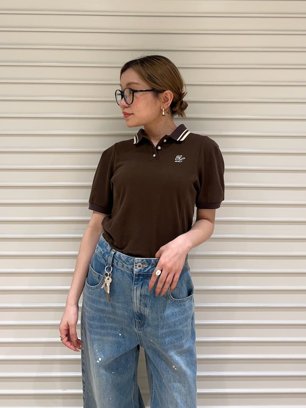 ブルー系のデニムパンツ、ブラウン系のサンダル、ブラウン系のTシャツ/カットソーを着用したレディースの春コーディネートの4枚目の写真