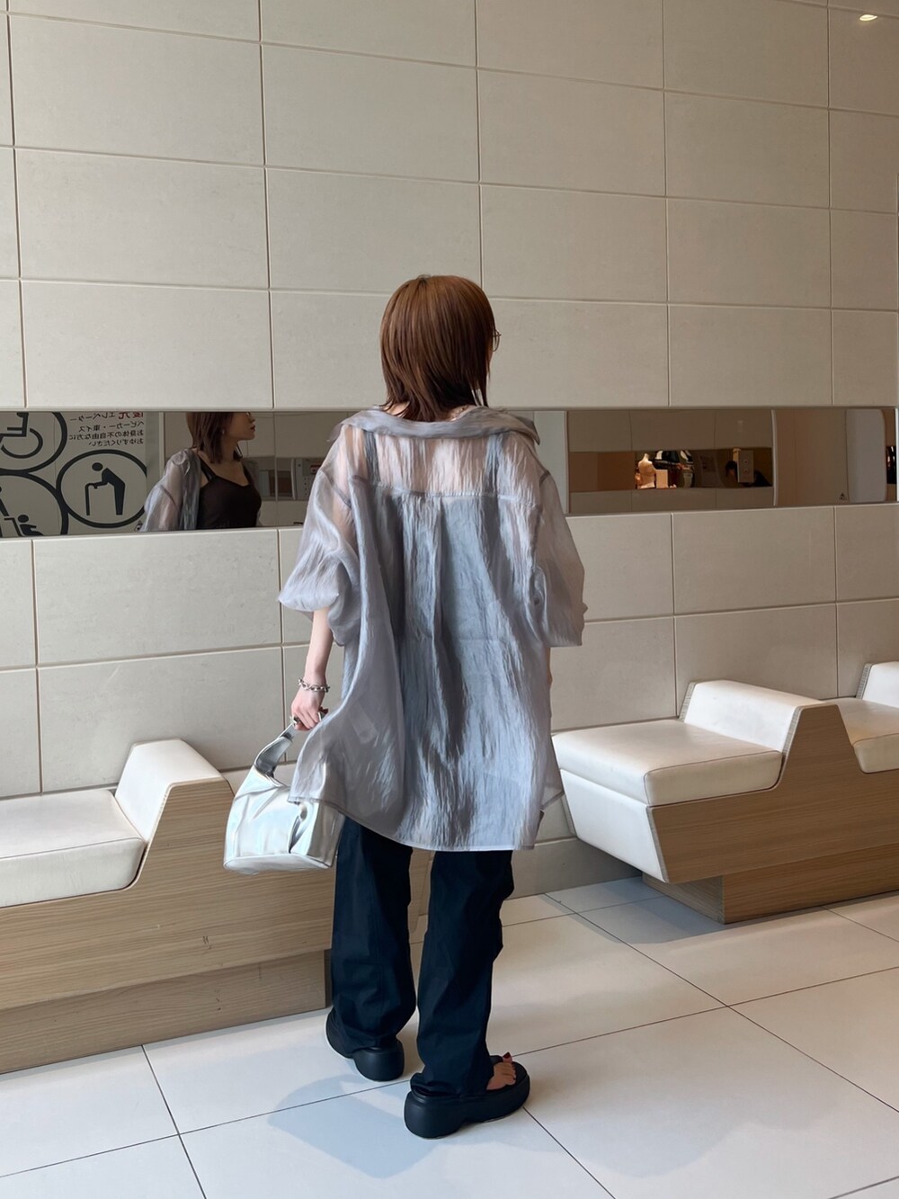 ブラウン系のニット/セーター、ブラック系のカーゴパンツ、ブラック系のサンダルを着用したレディースの春コーディネートの3枚目の写真